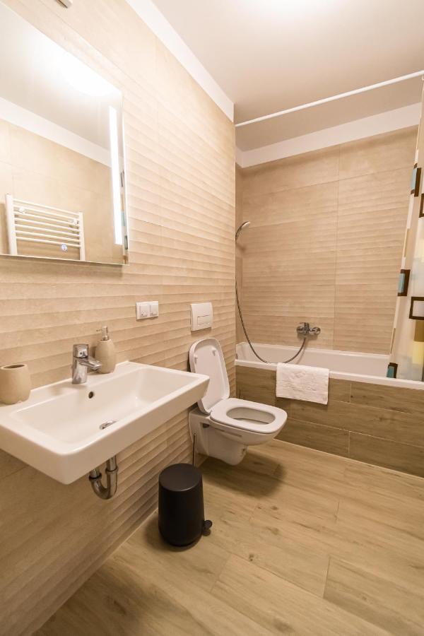 Krone - New Development Near Mall Coresi With Free Parking Apartment Brașov